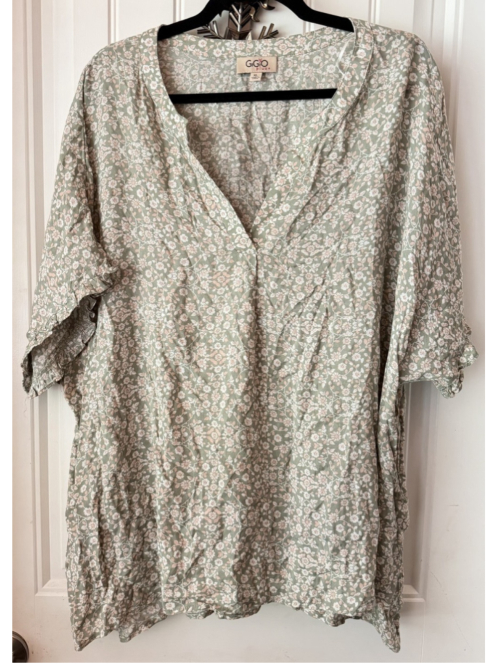 🇺🇸 GiGiO Plus XL Sage Green Floral Boho Tunic Top Rayon V-Neck Tiered Blouse